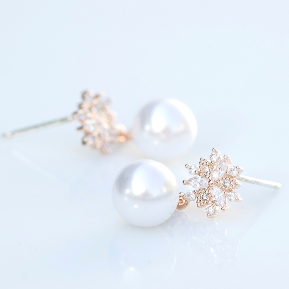 Pearl & Crystal gold earrings - Picture 5 of 7